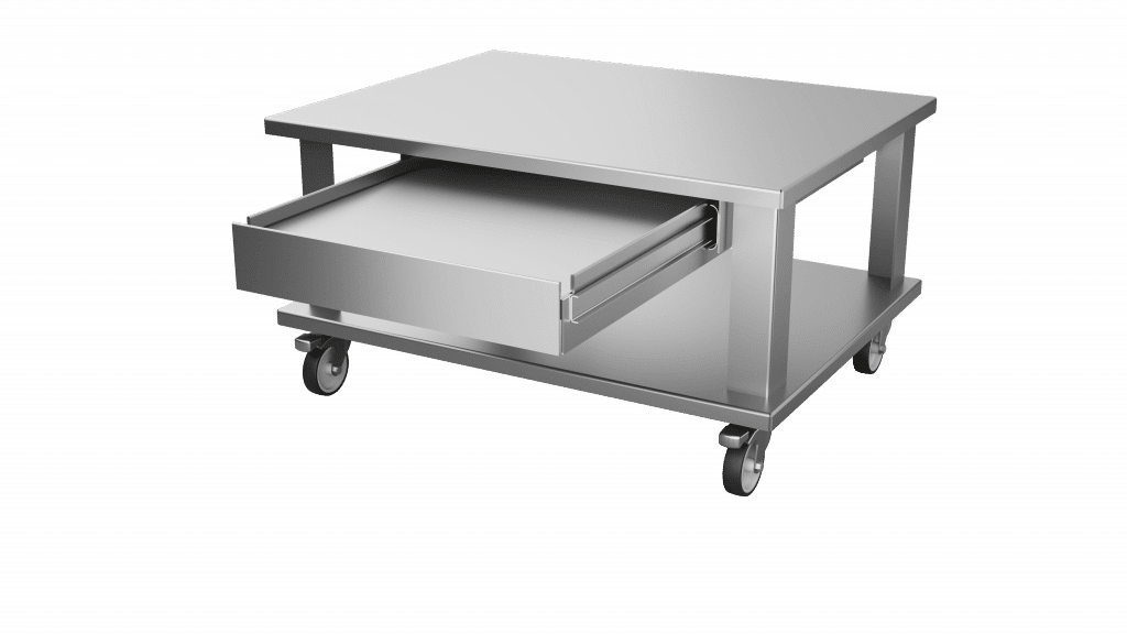 Ein Rollwagen aus Edelstahl mit vier Rädern, einer offenen Schublade, einer soliden Oberfläche und einem unteren Regal, konzipiert für den Einsatz in der Industrie oder in der Küche, dargestellt vor einem schlichten weißen Hintergrund.