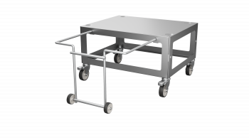 Ein rollender Metallwagen mit vier Lenkrollen, einer rechteckigen, flachen Oberfläche, offenen Seiten und einem abnehmbaren Griff, der für den Transport von Gegenständen bestimmt ist.