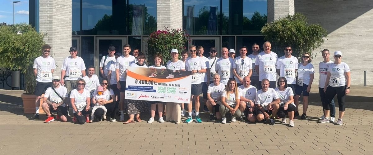 Gruppenbild mit allen Läufern und Spendencheck