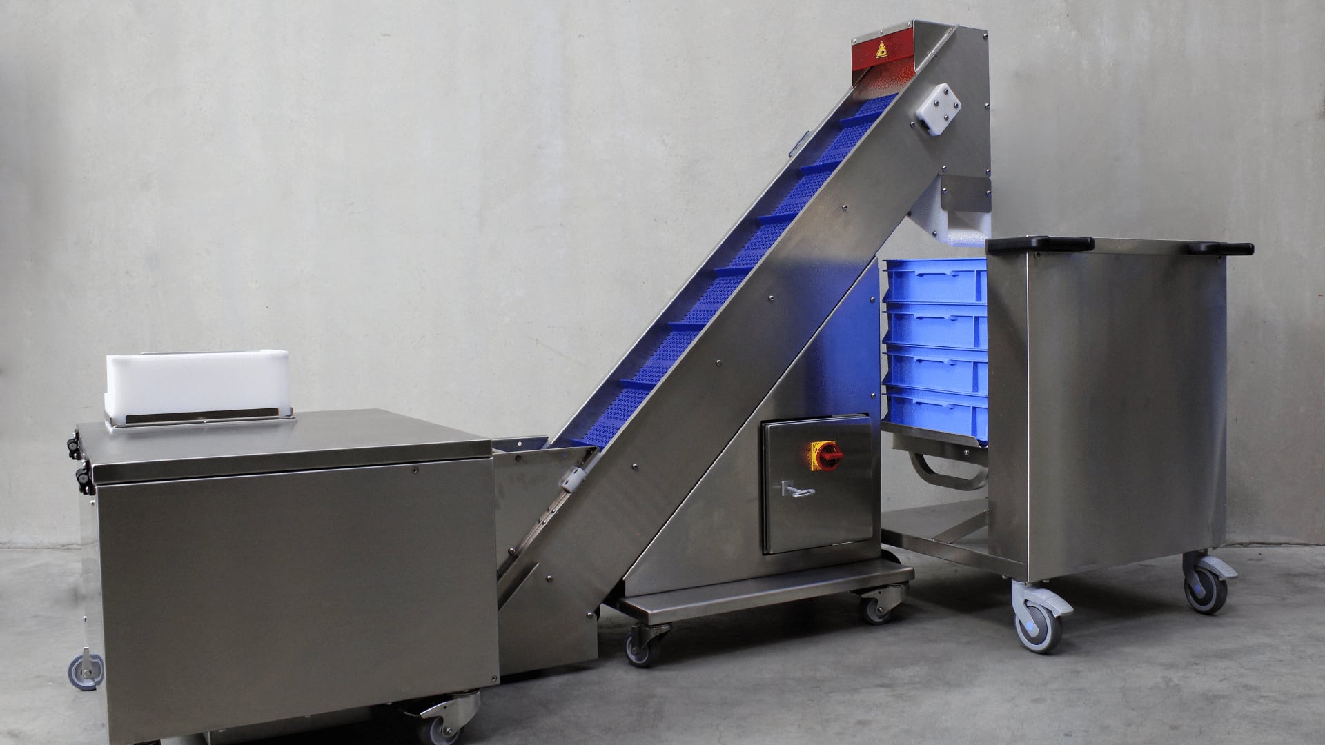 blaues Förderband in Edelstahlmaschine