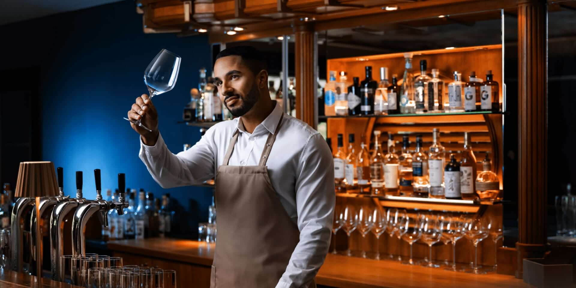Barkeeper prüft ein Weinglas