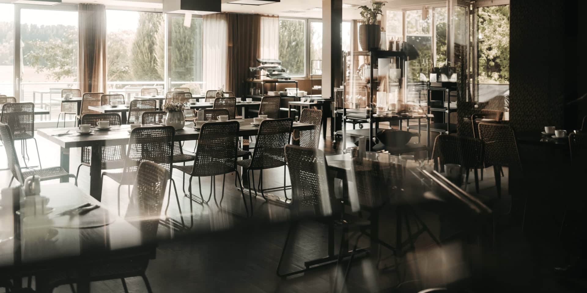 viele Tische in Hotel, keine Gäste