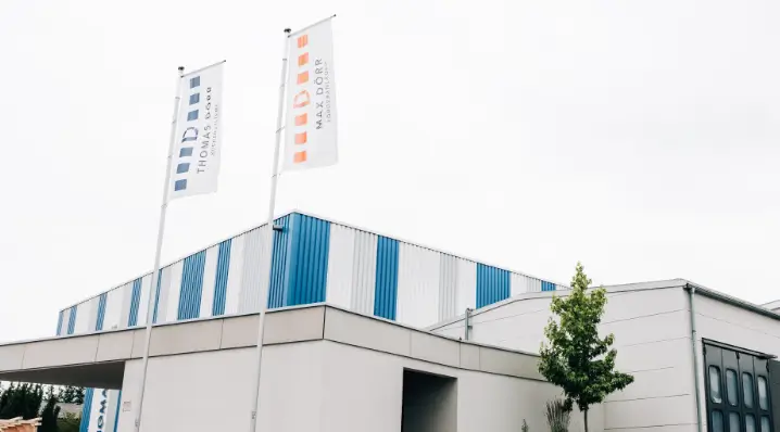 Außenansicht Firmengebäude mit Fahnen