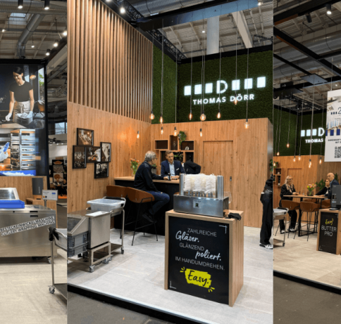 Eine Collage aus drei Messebildern vom Messestand mit Maschinen und Personen.