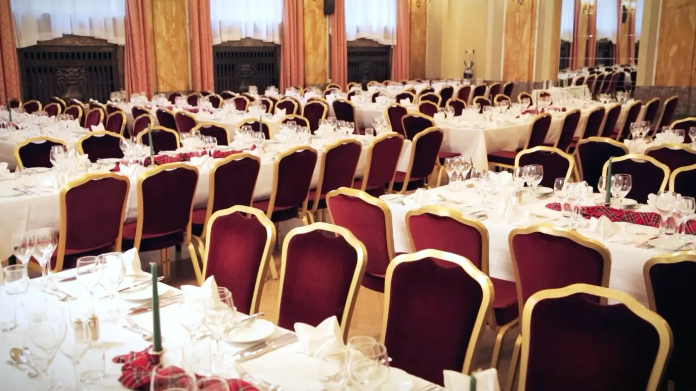 viele eingedeckte Tische mit schönen Stühlen