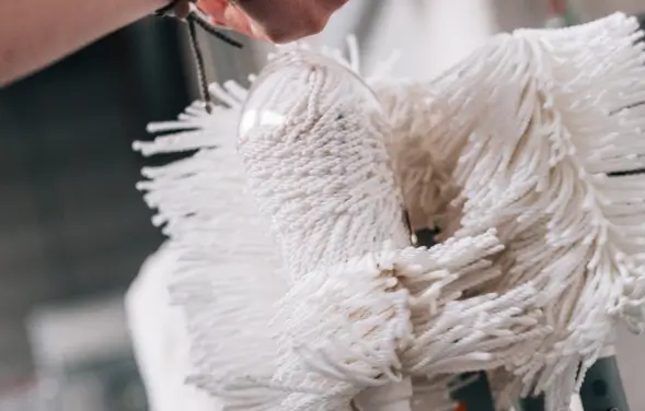 Glas wird von Poliermaschine poliert