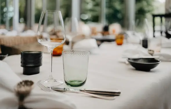 Gläser und Besteck auf Tischdecke