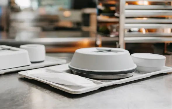 Tablett mit Besteck in Großküche.