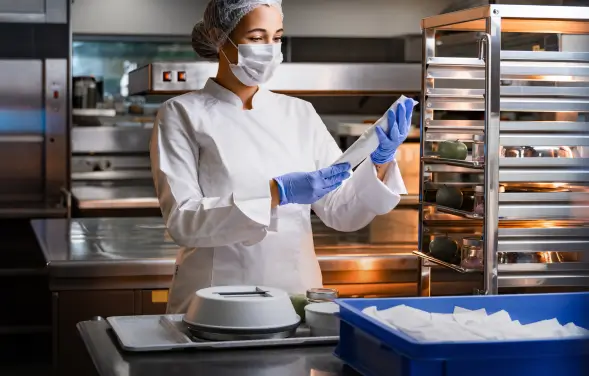 Frau hält eine Besteckverpackung.