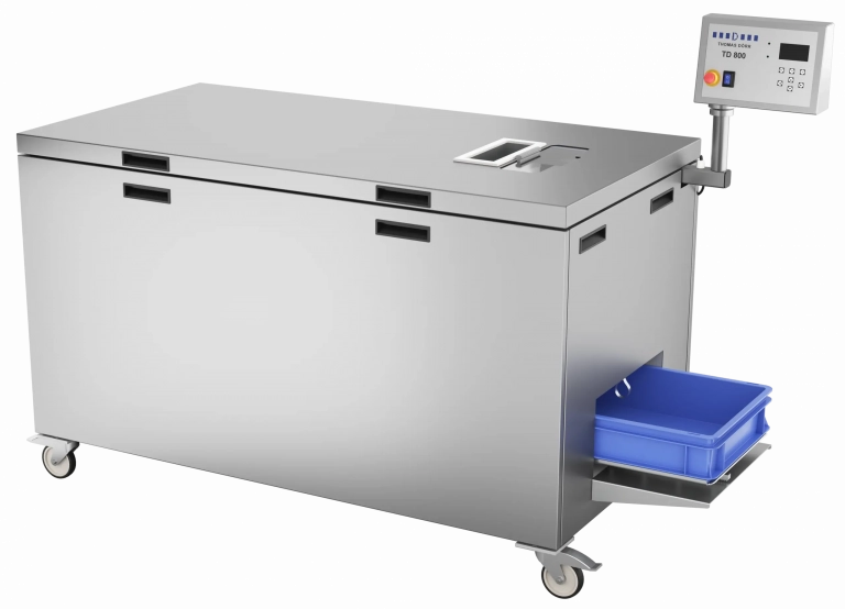 Besteckeinwickelmaschine freigestellt in Perspektive.