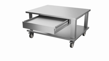 Ein Rollwagen aus Edelstahl mit vier Rädern, einer offenen Schublade, einer soliden Oberfläche und einem unteren Regal, konzipiert für den Einsatz in der Industrie oder in der Küche, dargestellt vor einem schlichten weißen Hintergrund.