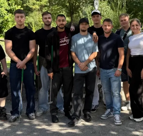 Gruppenbild beim Minigolf mit allen Azubis und Ausbildern