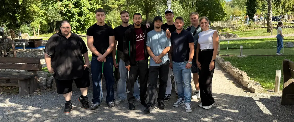 Gruppenbild beim Minigolf mit allen Azubis und Ausbildern